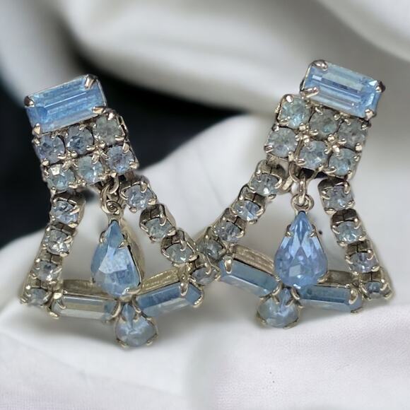 Vintage Art Deco pale Blue Crystal Screw Back Fluted Dangle Earrings - Picture 1 of 5
